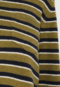 Csíkos kötött pulóver olívazöld, tengerészkék és fehér színben. Elől zseb található, puha tapintású. Kerek nyakkivágású és hosszú ujjú.