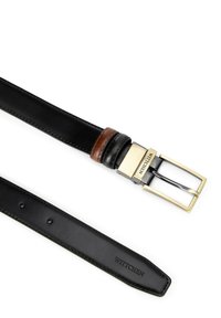 Czarny skórzany pasek z metalową klamrą w złotym odcieniu i brązowym skórzanym akcentem. Charakteryzuje się gładką fakturą oraz wytłoczonym logo "WITCHE" na pasku.