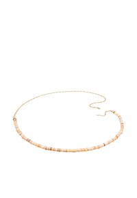 Gouden ketting met kleine, meerkleurige, cilindrische kralen in zachte perzik- en crèmetinten, voorzien van een verstelbare ketting om te bevestigen.