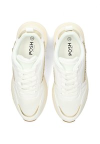 Sneaker bianche in rete con dettagli dorati, design con punta rotonda e lacci bianchi piatti. Marchio sulla linguetta e suola imbottita che mostra la taglia 39.