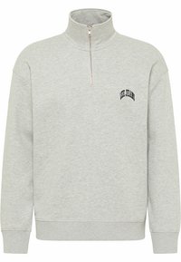 Lichtgrijze sweatshirt met een hoge kraag en een halve ritssluiting aan de voorkant. Beschikt over ribgebreide manchetten en zoom, en een klein zwart "Lee Jeans" logo.