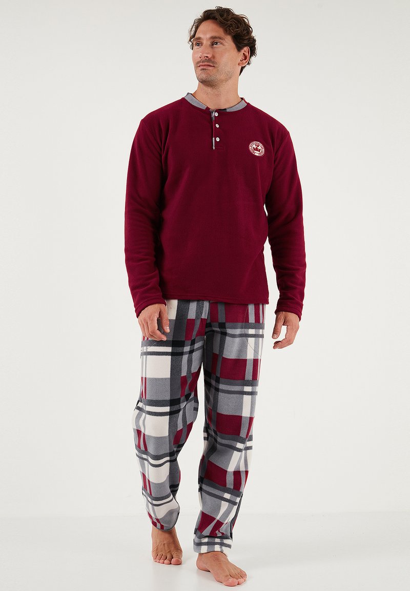 Bordeauxrotes Langarm-Pyjamaoberteil mit grauen Akzenten und Knöpfen; kombiniert mit bequemen Pyjamahosen aus grauem, rotem und weißem Karomuster.