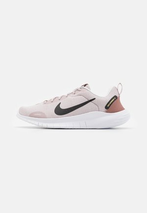 Chaussure de course Nike rose clair avec logo swoosh noir, semelle blanche et étiquette "Flex Experience 12" près du talon.