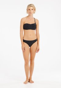 Čierny dvojdielny bikinový súprava so šikmým bandeau topom s textúrovaným vzorom a zodpovedajúcim spodným dielom s nízkym pásom. Vyrobené z elastického materiálu.