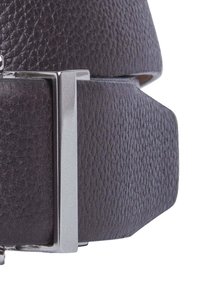 Cinturón de cuero en púrpura oscuro con un acabado texturizado. Presenta una hebilla rectangular de metal plateado. Los extremos están cortados en ángulo para un diseño moderno.