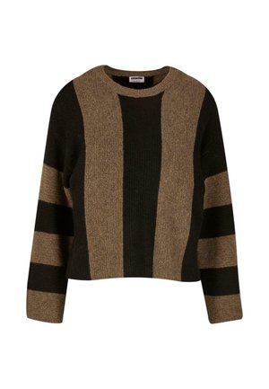 Sweter dziergany w brązowo-czarnych paskach, z okrągłym dekoltem i długimi rękawami o teksturowanym wykończeniu. Krótki krój.