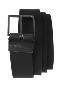 Zwarte lederen riem met een matte afwerking, uitgerust met een rechthoekige metalen gesp gegraveerd met "HUGO." Eenvoudig, slank ontwerp met strakke lijnen.