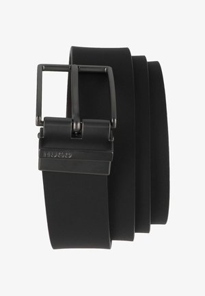 Ceinture en cuir noir avec une finition mate, dotée d'une boucle en métal rectangulaire gravée de "HUGO". Design simple et épuré avec des lignes nettes.