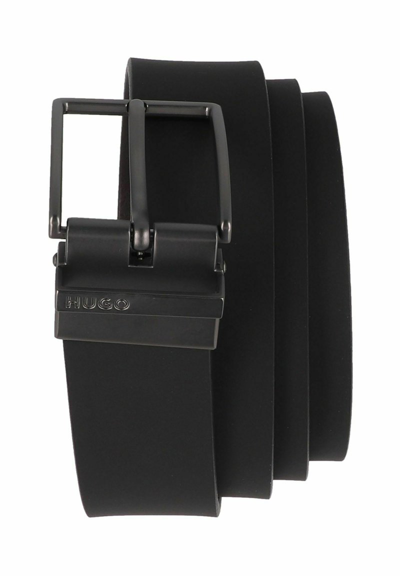 Zwarte lederen riem met een matte afwerking, uitgerust met een rechthoekige metalen gesp gegraveerd met "HUGO." Eenvoudig, slank ontwerp met strakke lijnen.