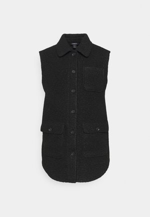 Schwarze ärmellose Weste mit Knopfleiste und Kragen sowie drei aufgesetzten Taschen mit Klappen, strukturierter Stoff, vor weißem Hintergrund präsentiert.