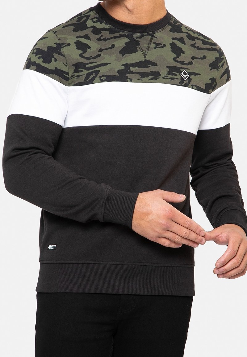 Heren sweatshirt met een camoufleringspatroon op de schouders, witte en zwarte horizontale strepen, geribbelde manchetten en een klein logo op de borst.