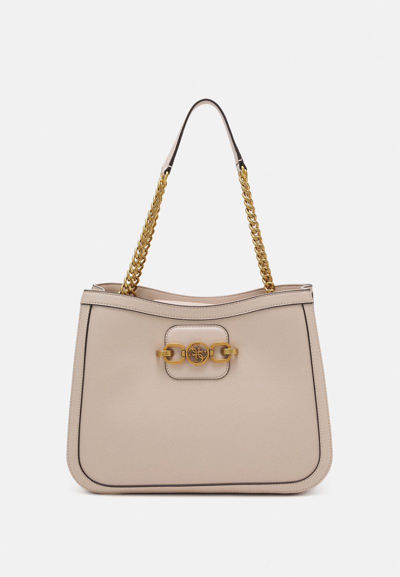 Sac à main en cuir beige avec des anses chaînes en or et un fermoir décoratif en or sur le devant, forme rectangulaire avec bord supérieur incurvé.