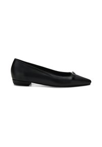 Schwarze Leder Ballerinas mit spitzem Schuhblatt, ausgestattet mit einer kleinen dekorativen Schleife und einem niedrigen, quadratischen Absatz. Glatte Textur, minimalistisches Design.
