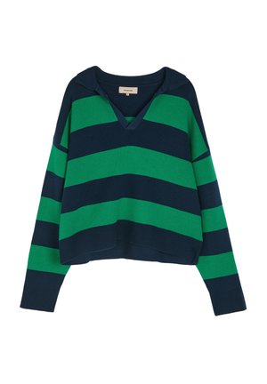 Sweter w paski w kolorze granatowym i zielonym, z dekoltem w serek, opadającymi ramionami i skróconym krojem. Wykonany z miękkiego materiału dzianinowego.