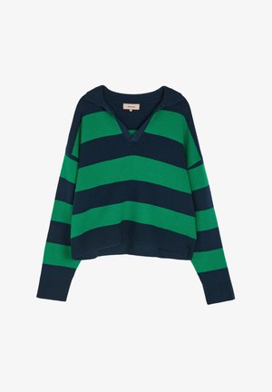 Sweter w paski w kolorze granatowym i zielonym, z dekoltem w serek, opadającymi ramionami i skróconym krojem. Wykonany z miękkiego materiału dzianinowego.