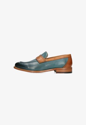 Lædersko med teal-overdel, brune læderdetaljer, syet moccasin-design og en lav træhæl. Glat tekstur og moderne form.