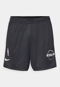 Shorts de basket en maille noire avec une taille élastique, ornés d'un logo Nike blanc et d'une impression des Boston Celtics sur le côté droit.