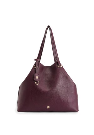 Paarse leren tote bag met een gestructureerde textuur en een slouchy vorm, gouden hardware-accenten en een afneembare tag. Dubbele hengsels voor het dragen.
