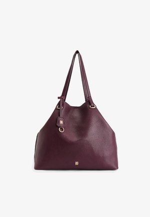 Lila strukturierte Leder-Tote-Tasche mit einer lässigen Form, goldenen Hardware-Details und einem abnehmbaren Anhänger. Doppelte Träger zum Tragen.