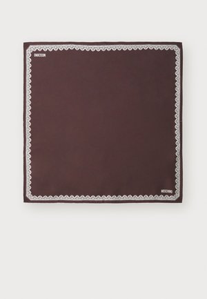 Donkerbruine vierkante sjaal met witte kantstijl rand en Moschino-logo in tegenovergestelde hoeken op een witte achtergrond.