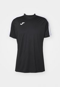 Camiseta deportiva corta de manga negra con acentos blancos en los hombros. confeccionada en tela ligera, con un logo en la parte superior izquierda del pecho.