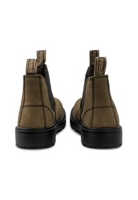 Stivaletti ankle in suede marrone con pannelli laterali elastici, linguette per il sierro e suole in gomma nera con finitura testurizzata.
