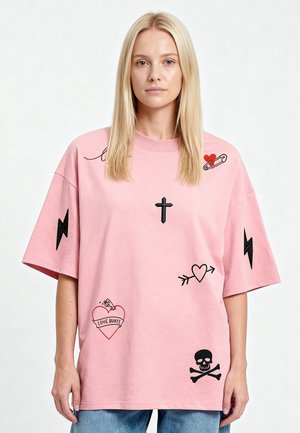 Mira Paris, TATTOO MI AMOR OVERSIZED DROPPED SHOULDER TEE 26 UNISEX - T-shirt imprimé - pink