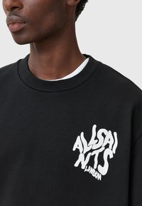 Schwarzes Rundhalsausschnitt-Sweatshirt aus Baumwolle mit einem weißen, stilisierten Logo "ALLSAINTS LONDON" auf der Vorderseite.