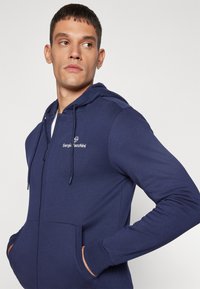 Sergio Tacchini CIPRESSO HOODIE SWEATER - Majica s kapuljačom i patentnim zatvaračem - navy/gardenia