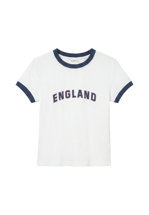 Witte T-shirt met korte mouwen, een donkerblauwe kraag en mouwranden, met de tekst "ENGLAND" in donkerblauw met een rode omlijning op de voorkant.