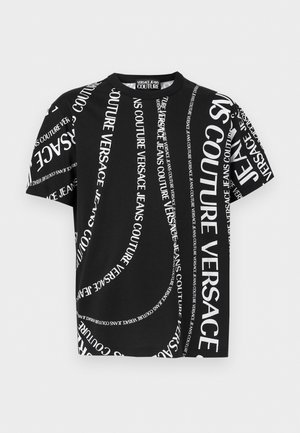 Zwart T-shirt met korte mouwen met herhaaldelijk wit "VERSACE JEANS COUTURE"-tekst, afgedrukt in verschillende richtingen en groottes.