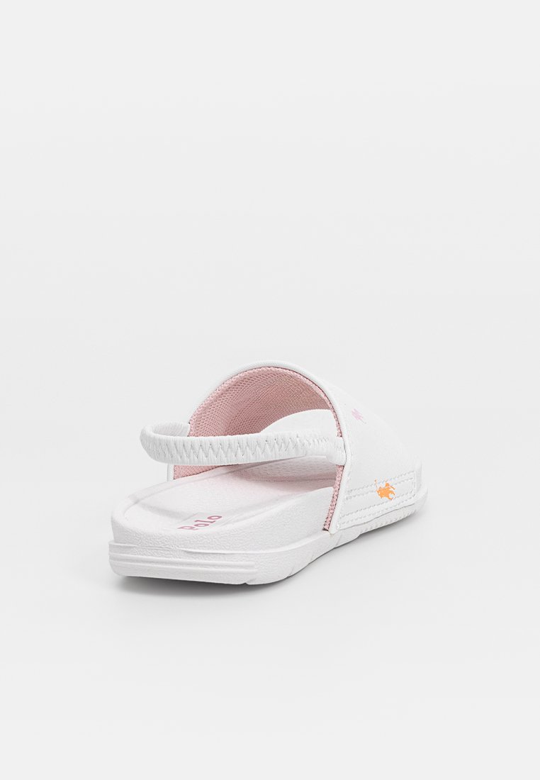 Tongs blanches avec une doublure et une sangle rose pâle. Elles présentent une semelle plate, un design léger et un logo discret sur le côté.