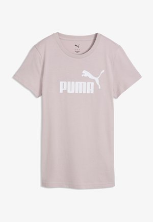 Svetloružové tričko s krátkym rukávom, veľkým bielym logom PUMA a grafikou skákajúcej pumy na hrudi, vystavené naplocho.