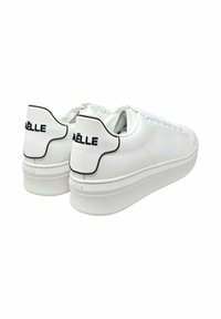 Sneakers bianchi in pelle con finitura liscia, con collo imbottito, dettagli neri e suola bianca chunky. Logo sul tallone.