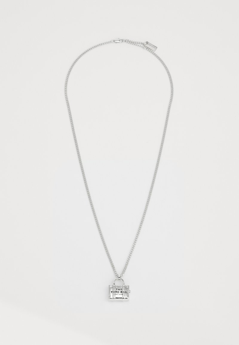 Colier din argint cu un pandantiv în formă de geantă mică, gravat cu mesajul "THE TOTE BAG". Finisaj lucios cu un design texturat.