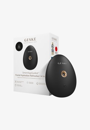 GESKE SmartAppGuided Facial Hydration Refresher-apparaat in zwart met ovale vorm naast de witte productdoos met functies en prijzen.