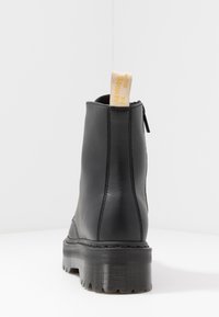 Dr. Martens Stivaletti con plateau - black