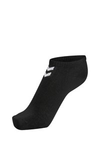 Schwarze Knöchelsocke aus einem glatten Stoff, mit einem weißen Zickzack-Logo an der Seite. Die Socke hat einen gerippten Saum und ein tief geschnittenes Design.
