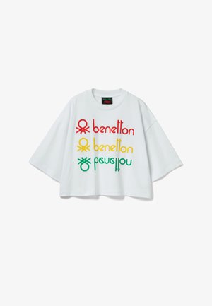 Biała, oversize'owa koszulka z kolorowym napisem w czerwieni, żółci i zieleni. Miękki materiał bawełniany z okrągłym dekoltem i szerokimi rękawami.