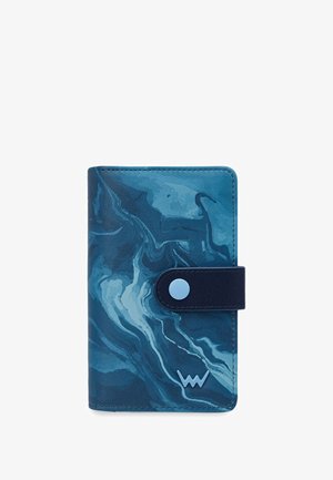 Blaue Lederbrieftasche mit marmoriertem Muster, ausgestattet mit einem marineblauen Riemen und einem hellblauen Druckknopf. Kompakte, rechteckige Form, strukturierte Oberfläche.