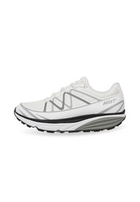 Chaussure de sport blanche avec des accents gris, tige en maille, semelle amortie et design incurvé. Comprend des lacets et un motif de semelle.