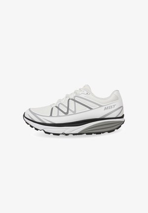 Zapatilla deportiva blanca con detalles en gris, parte superior de malla, suela acolchada y diseño curvado. Presenta cordones y una suela con patrón.