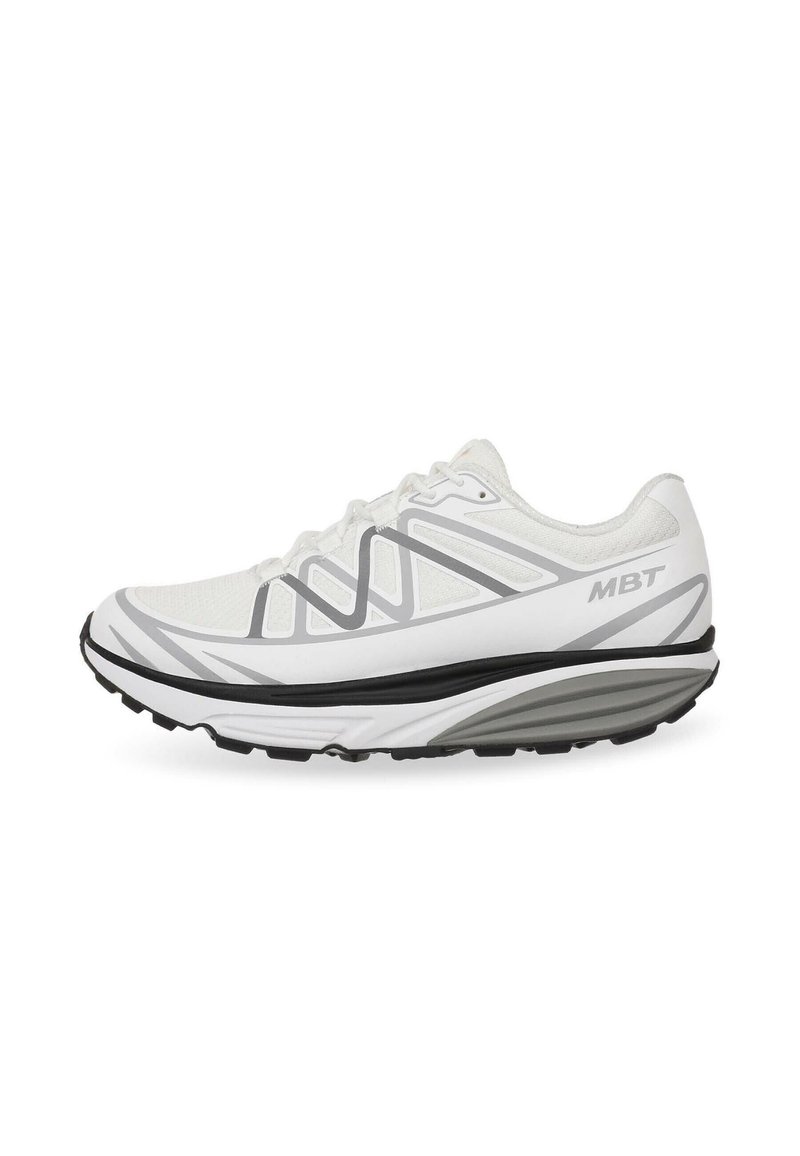 Chaussure de sport blanche avec des accents gris, tige en maille, semelle amortie et design incurvé. Comprend des lacets et un motif de semelle.
