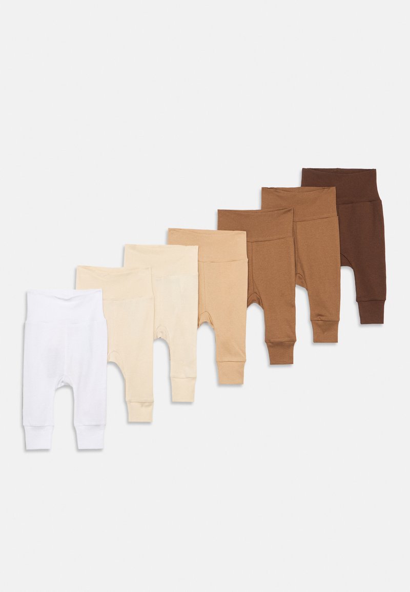 Syv par baby leggings i gradient fra hvit til mørkebrun, ordnet i stigende størrelse på en hvit bakgrunn.