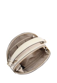 Petit sac à main en cuir beige avec deux compartiments à zip, des fentes pour cartes à l'intérieur et une courte anse avec des détails en métal doré.