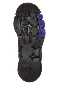 Czarna podeszwa buta sportowego z teksturowaną gumową powierzchnią o wzorze kwadratów i diamentów; widoczne są trzy fioletowe akcenty.