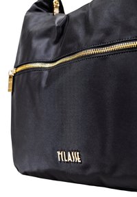 La borsa a tracolla nera in nylon presenta una cerniera dorata e un accento in metallo con il logo. Il design è strutturato, con una texture liscia e una silhouette ampia.