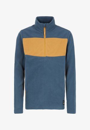 Pull en polaire bleu avec une bande orange, associé à un pantalon orange et des bottes noires. Le bonnet arbore un texte en orange en caractères gras "PROT".