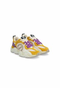 Sneakers con una toma in suede giallo e rete, lacci viola, dettagli beige, suola spessa e un logo sulla linguetta e sui talloni.