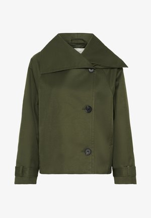 Olive roheline jakk siledast kangast, millel on suur krae, ees nupud ja käiste rullid. Lihtne kujundus ilma mustriteta.